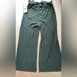 💚🖤 NWT OLIVE PLEATED PANTS